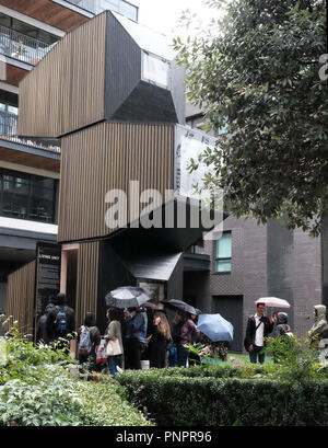 1 Yard Old Street, Old Street, Londres, Angleterre 22 sept. 2018 UK Weather Queuing sous la pluie pour voir l'unité de vie de l'installation de Londres dans le cadre d'Open House London 2018. Cette conception modulaire adaptable comprend trois gousses, offrant un aperçu de la conception innovante AIF solutions architectes, 2017. À l'usine en col blanc. Credit : Judi Saunders/Alamy Live News Banque D'Images