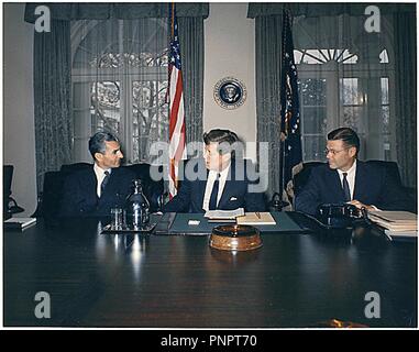 Washington, District de Columbia, Etats-Unis. 13 avr, 1962. Le président des États-Unis John F. Kennedy rencontre le Shah d'Iran, Mohammad Reza Shah Pahlavi, dans la salle du Cabinet à la Maison Blanche le 13 avril 1962. De gauche à droite : Shah Pahlavi, le président Kennedy, secrétaire américain à la Défense Robert McNamara crédit : Robert Knudsen/CNP/ZUMA/Alamy Fil Live News Banque D'Images