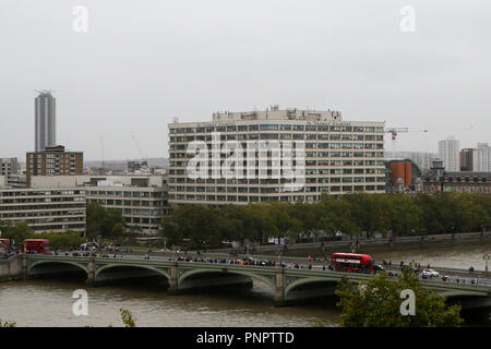 Londres, Royaume-Uni. 22 septembre 2018. Vue de St Thomas' Hospital et le pont de Westminster de New Scotland Yard le toit-terrasse. New Scotland Yard prend part à la la 26e London Open House weekend qui se déroule sur 22 et 23 septembre 2018. La nouvelle maison PoliceÕs rencontré sur le remblai, créé à partir de l'Années 1930 Curtis Green Building avec un nouveau pavillon de verre courbé et les extensions d'entrée à l'arrière et sur le toit. Gagnant du premier 2017 MinisterÕs mieux bâtiment Public Award. Credit : Dinendra Haria/Alamy Live News Banque D'Images