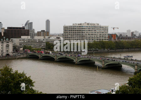 Londres, Royaume-Uni. 22 septembre 2018. Vue de St Thomas' Hospital et le pont de Westminster de New Scotland Yard le toit-terrasse. New Scotland Yard prend part à la la 26e London Open House weekend qui se déroule sur 22 et 23 septembre 2018. La nouvelle maison PoliceÕs rencontré sur le remblai, créé à partir de l'Années 1930 Curtis Green Building avec un nouveau pavillon de verre courbé et les extensions d'entrée à l'arrière et sur le toit. Gagnant du premier 2017 MinisterÕs mieux bâtiment Public Award. Credit : Dinendra Haria/Alamy Live News Banque D'Images