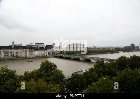 Londres, Royaume-Uni. 22 septembre 2018. Vue de St Thomas' Hospital et le pont de Westminster de New Scotland Yard le toit-terrasse. New Scotland Yard prend part à la la 26e London Open House weekend qui se déroule sur 22 et 23 septembre 2018. La nouvelle maison PoliceÕs rencontré sur le remblai, créé à partir de l'Années 1930 Curtis Green Building avec un nouveau pavillon de verre courbé et les extensions d'entrée à l'arrière et sur le toit. Gagnant du premier 2017 MinisterÕs mieux bâtiment Public Award. Credit : Dinendra Haria/Alamy Live News Banque D'Images