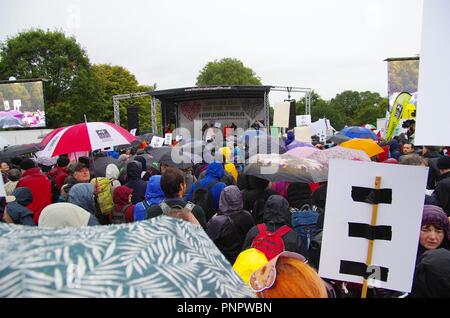 Londres, Royaume-Uni. 22 septembre 2018. Plus de huit mille personnes ont défilé dans le Londres de Hyde Park à Whitehall à une marche pour la faune 22 septembre 2018. Organisé par naturaliste et photographe Chris Packham, la marche était de mettre en évidence et à mettre en œuvre un plan pour sauver notre faune. Avec un manifeste pour la faune, écrit Chris Packham avec d'autres remises ce manifeste en 10 Downing Street Crédit : Haydn Wheeler/Alamy Live News Banque D'Images