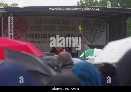 Londres, Royaume-Uni. 22 septembre 2018. Plus de huit mille personnes ont défilé dans le Londres de Hyde Park à Whitehall à une marche pour la faune 22 septembre 2018. Organisé par naturaliste et photographe Chris Packham, la marche était de mettre en évidence et à mettre en œuvre un plan pour sauver notre faune. Avec un manifeste pour la faune, écrit Chris Packham avec d'autres remises ce manifeste en 10 Downing Street Crédit : Haydn Wheeler/Alamy Live News Banque D'Images