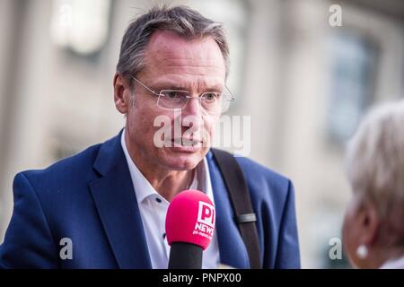 22 septembre 2018 - Munich, Bavière, Allemagne - MICHAEL STUERZENBERGER de l'extrême-droite tenant un microphone de l'extrémiste de droite PI portail News. Cette fête de la bière samedi l'extrême-droite à l'extrême-droite alternative pour l'Allemagne (AfD) a organisé deux manifestations dans le centre-ville de Munich, l'un à Max Joseph Platz et le second à Stachus. En présence de nombreuses personnalités de l'extrême-droite, y compris les néo-nazis, Heinz Meyer d'Pegida Munich qui est sous surveillance, le terrorisme et les membres de l'Identitaere extrémistes Bewegung. (Crédit Image : © Sachelle Babbar/Zuma sur le fil Banque D'Images