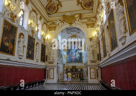 Palerme, Serpotta en stuc de l'étouffer dans le moule et fond due à l'infiltration d'eau. Et 'ce qui se passe à l'oratoire du Rosaire de San Domenico, à Palerme, où le stuc est en train de disparaître. Le filtrage de l'eau a été pendant un an sur les murs et la pluie qui est tombée sur Palerme au cours des 365 jours a déjà détruit une grande partie de la San Giovanni qui reçoit l'Apocalypse de l'ange. 06/09/2018, Palerme, Italie Banque D'Images