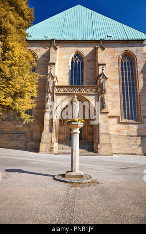 Partie arrière de la cathédrale d'Erfurt et Collegiate Church of St Mary à Erfurt, Thuringe, Allemagne, avec une statue de Sainte Marie en face Banque D'Images