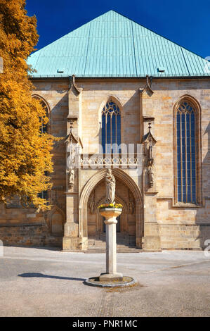 Partie arrière de la cathédrale d'Erfurt et Collegiate Church of St Mary à Erfurt, Thuringe, Allemagne, avec une statue de Sainte Marie en face Banque D'Images