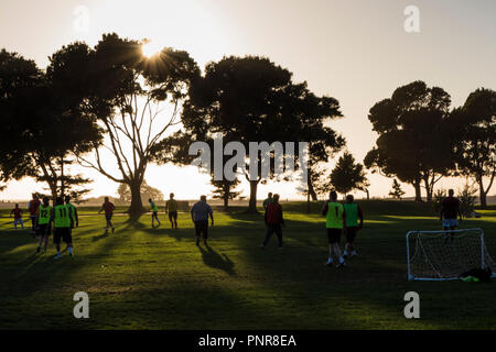 Tard un mardi après-midi, tous les jours les athlètes concourent dans un match de football au San Leandro Marina Park. Banque D'Images