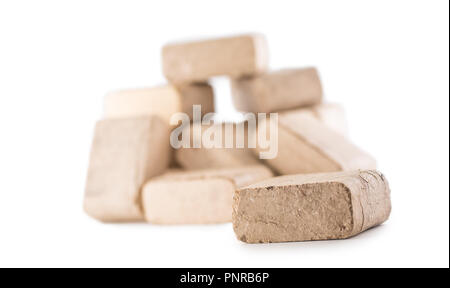 Briquettes en bois pressé à partir de la biomasse sur un arrière-plan blanc isolé. Banque D'Images