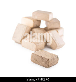 Briquettes en bois pressé à partir de la biomasse sur un arrière-plan blanc isolé. Banque D'Images