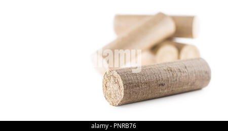 Briquettes en bois pressé à partir de la biomasse sur un arrière-plan blanc isolé. Banque D'Images