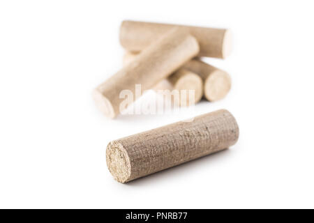 Briquettes en bois pressé à partir de la biomasse sur un arrière-plan blanc isolé. Banque D'Images