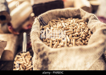 Pressé de bûches de bois et granulés de bois à partir de la biomasse avec les feuilles d'automne. Banque D'Images