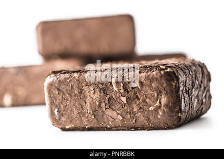 Briquettes en bois pressé à partir de la biomasse sur un arrière-plan blanc isolé. Banque D'Images