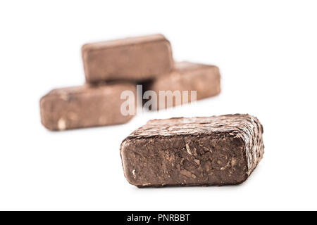 Briquettes en bois pressé à partir de la biomasse sur un arrière-plan blanc isolé. Banque D'Images