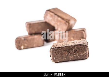 Briquettes en bois pressé à partir de la biomasse sur un arrière-plan blanc isolé. Banque D'Images