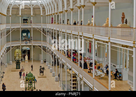 Edimbourg ECOSSE MUSÉE NATIONAL D'ÉCOSSE avec l'intérieur d'un balcon et d'une cafétéria Banque D'Images