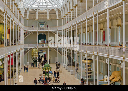 Musée NATIONAL D'ECOSSE EDIMBOURG ECOSSE INTÉRIEUR AVEC BALCONS ET LES VISITEURS Banque D'Images