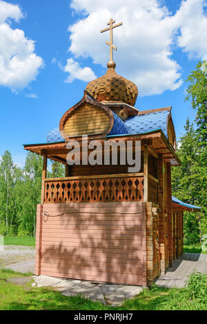 La région de Kemerovo, la sainte montagne printemps, et une chapelle du nom de Saint Michel Archange et autres sans corps céleste dans le district de Promyshlennovskiy Banque D'Images