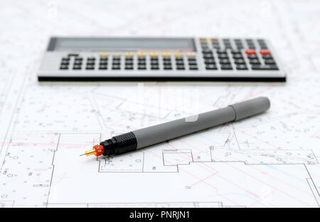 Les plans d'architecture, d'une calculatrice et d'ustensiles de dessin Banque D'Images