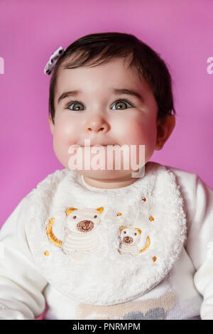 Mignonne Jolie Heureuse Petite Fille Nue Ou Nue Avec Couche Ou Couche Sur Une Couverture Moelleuse Portant Un Bandeau Ou Une Coiffe En Forme De Couronne 4 Mois Photo Stock Alamy