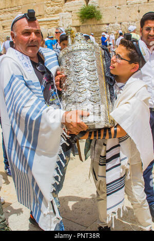 10 Mai 2018 Un père et son fils, porter un Sefer Torah cas lors de sa Bar Mitzvah cérémonie au mur occidental en Israël Jeruslamem Banque D'Images