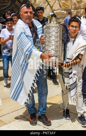 10 Mai 2018 Un père et son fils, porter un Sefer Torah cas lors de sa Bar Mitzvah cérémonie au mur occidental en Israël Jeruslamem Banque D'Images