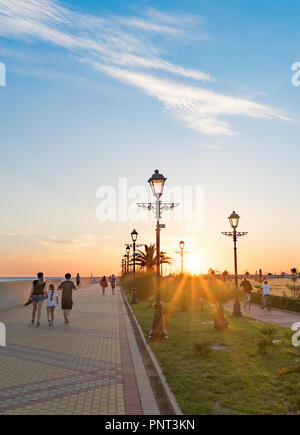 Sotchi, Russia-June 9, 2018 : le front de Sotchi dans le coucher du soleil Banque D'Images