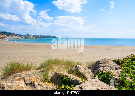 Baie avec plage de sable près de la marina de Sotogrande, Costa del Sol, Espagne Banque D'Images