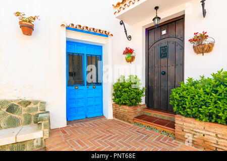 Porte bleue typique de la maison blanche sur la rue étroite dans le pittoresque village de Mijas, l'Andalousie. Espagne Banque D'Images