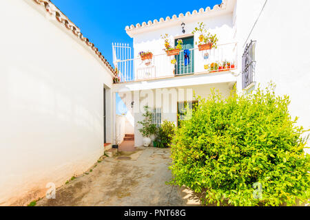 Maison blanche typique sur la rue étroite dans le pittoresque village de Mijas, l'Andalousie. Espagne Banque D'Images