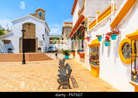 Bâtiment de l'église blanche typique sur place dans la ville d'Estepona, Costa del Sol, Espagne Banque D'Images