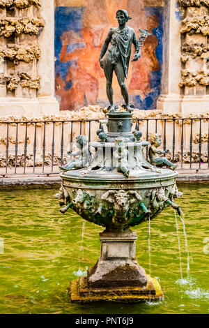 Fontaine de mercure dans les motifs de la Reales Alcazares, Séville, Espagne. Banque D'Images