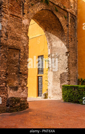 L'ancienne voûte en brique à l'entrée du Reales Alcazares, Séville, Espagne. Banque D'Images