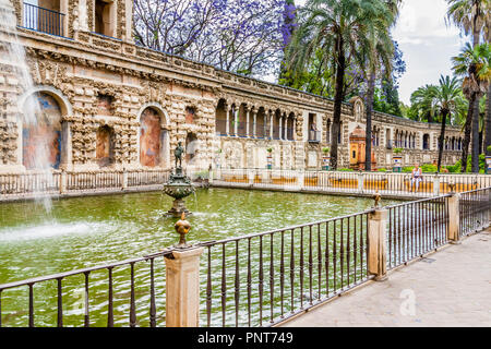 Fontaine de mercure dans les motifs de la Reales Alcazares, Séville, Espagne. Banque D'Images