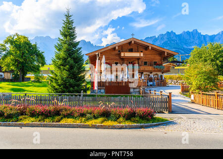 Le Tyrol, Autriche - 29 juil 2018 : maison en bois typique des montagnes alpines contre l'arrière-plan à Going am Wilden Kaiser village sur journée ensoleillée. Ce pl Banque D'Images