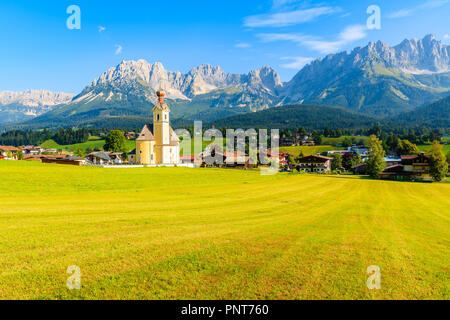 Vue de l'église à Going am Wilden Kaiser village de montagne aux beaux jours de l'été, Alpes de Kitzbuhel, Autriche Banque D'Images