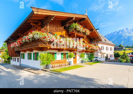 Le Tyrol, Autriche - 29 juil 2018 : maison en bois typique des montagnes alpines contre l'arrière-plan à Going am Wilden Kaiser village sur journée ensoleillée. Ce pl Banque D'Images