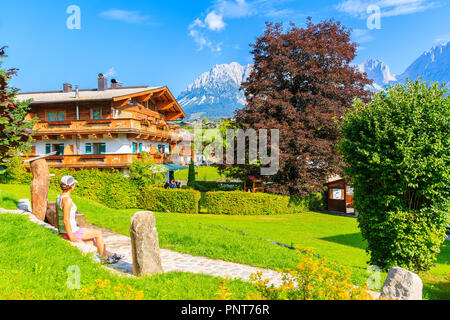 En bois typique maison alpine contre alpes contexte le pré vert à Going am Wilden Kaiser village aux beaux jours de l'été, Tyrol, Autriche Banque D'Images