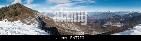 Vue du Campo dei Fiori de Varese, avec ci-dessous, Brinzio Valcuvia, Lac Majeur. Dans l'arrière-plan les Alpes. Varese, Italie Banque D'Images