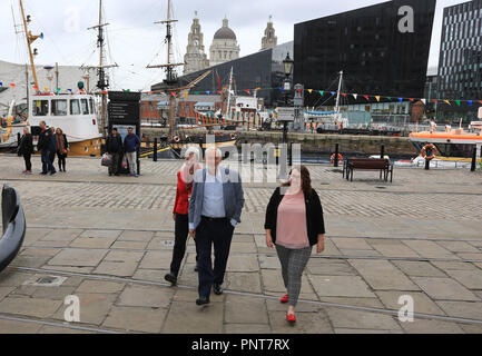 Leader du travail, Jeremy Corbyn accompagné par Danielle Rowley MP (à droite), en dehors du musée de l'esclavage au Royal Albert Dock, Liverpool, comme il arrive dans la ville pour sa conférence annuelle du parti. Banque D'Images