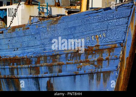 Close up of blue bow en bois en décomposition d'un chalutier dans le port de pêche situé à Douarnenez, comté de Down, Irlande du Nord, Royaume-Uni Banque D'Images