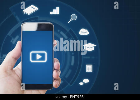 Les médias en ligne sur téléphone mobile devices, main tenant téléphone intelligent et les médias en ligne les icônes d'application Banque D'Images