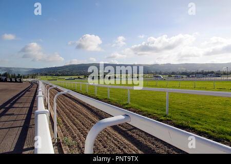 Cheltenham, UK : 15 Septembre 2018 : l'Hippodrome de Cheltenham à la formation au cours de la course des chevaux sur les barrières de sécurité. Banque D'Images