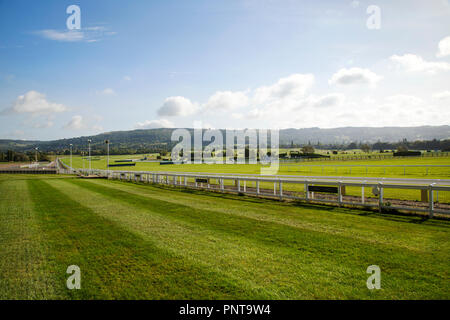 Cheltenham, UK : 15 Septembre 2018 : l'Hippodrome de Cheltenham à la formation au cours de la course des chevaux sur les barrières de sécurité. Banque D'Images