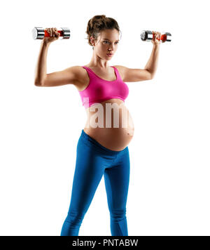 Femme enceinte sportive faisant des exercices avec haltères courtes isolé sur fond blanc. Concept de vie sain Banque D'Images