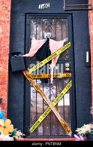 Décorations Halloween y compris une sorcière et décoratives bandes police sur la porte d'une maison à Brooklyn, New York, USA. Banque D'Images