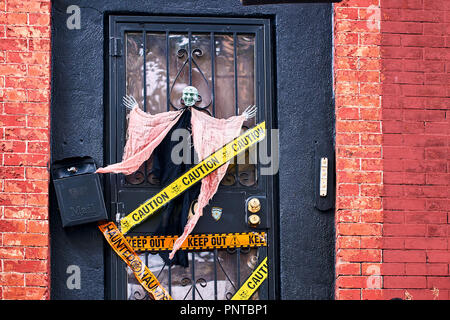 Décorations Halloween y compris une sorcière et décoratives bandes police sur la porte d'une maison à Brooklyn, New York, USA. Banque D'Images