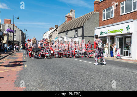 Abergele Carnival Batala Samba band 14 juillet 2018 sur la côte nord du Pays de Galles Banque D'Images