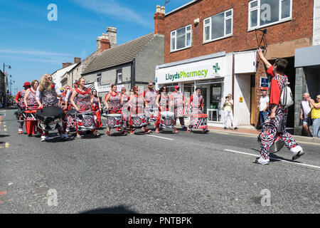 Abergele Carnival Batala Samba band 14 juillet 2018 sur la côte nord du Pays de Galles Banque D'Images